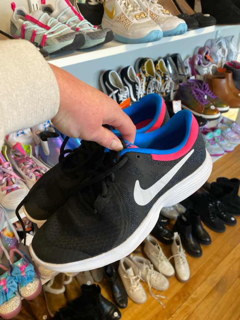 Nike Size 6 Tennis Shoes