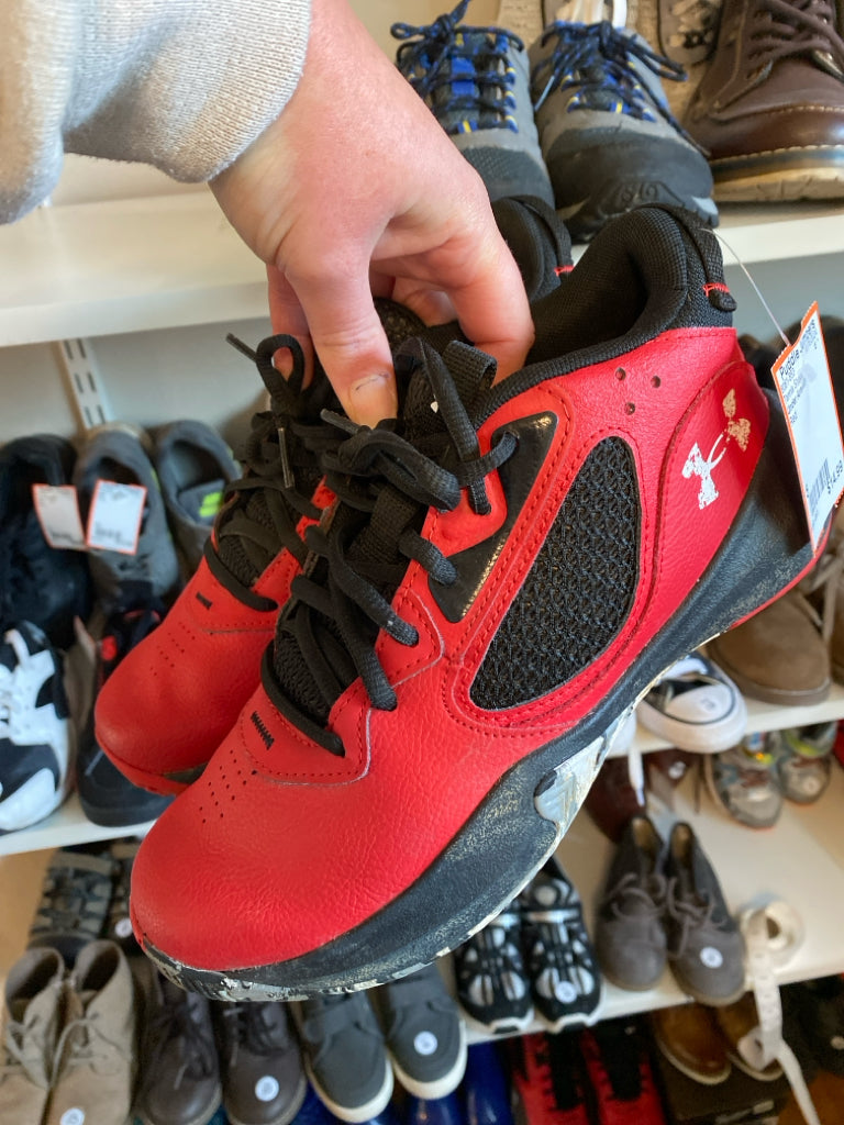 Under Armour Size 5 Tennis Shoes