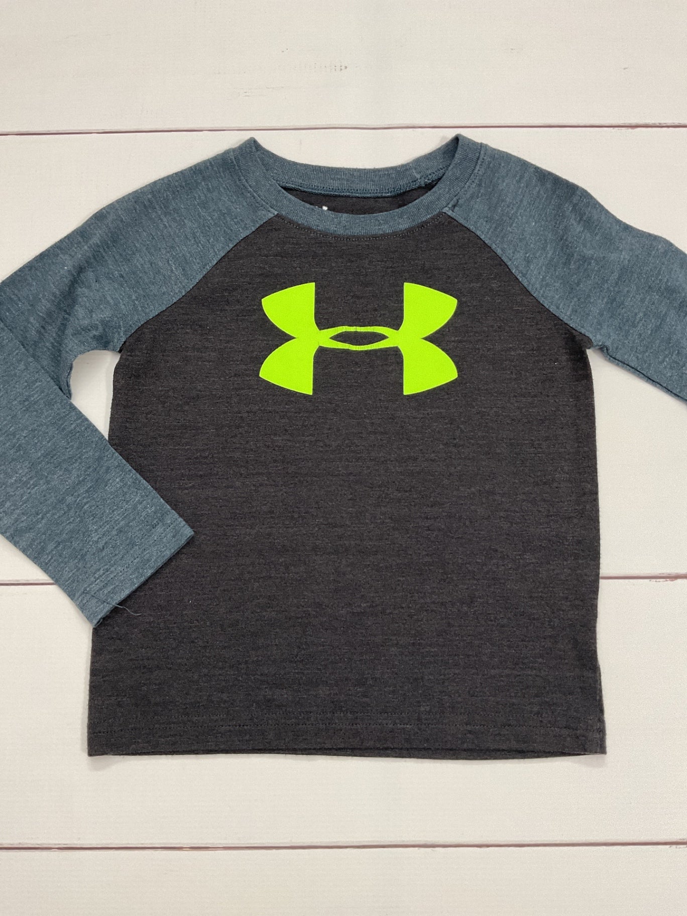 Under Armour Long Sleeve T-Shirt sz 2t