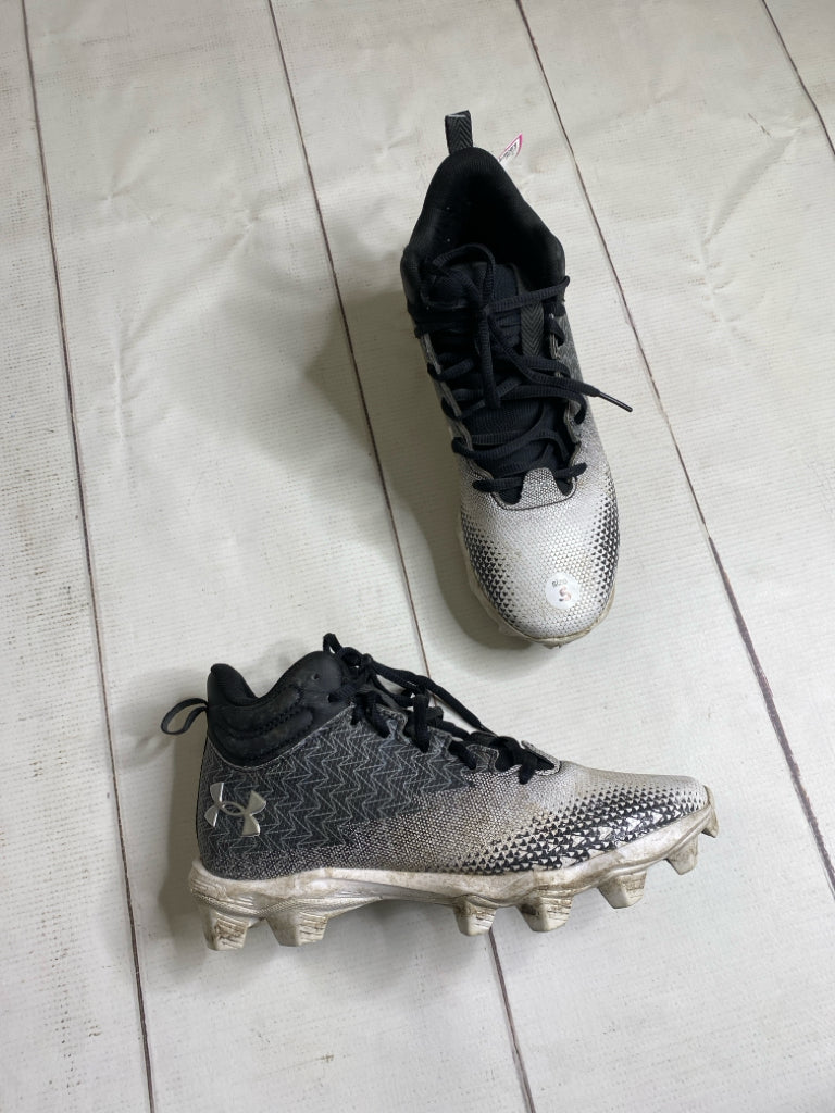 Under Armour Size 5 Football Cleats