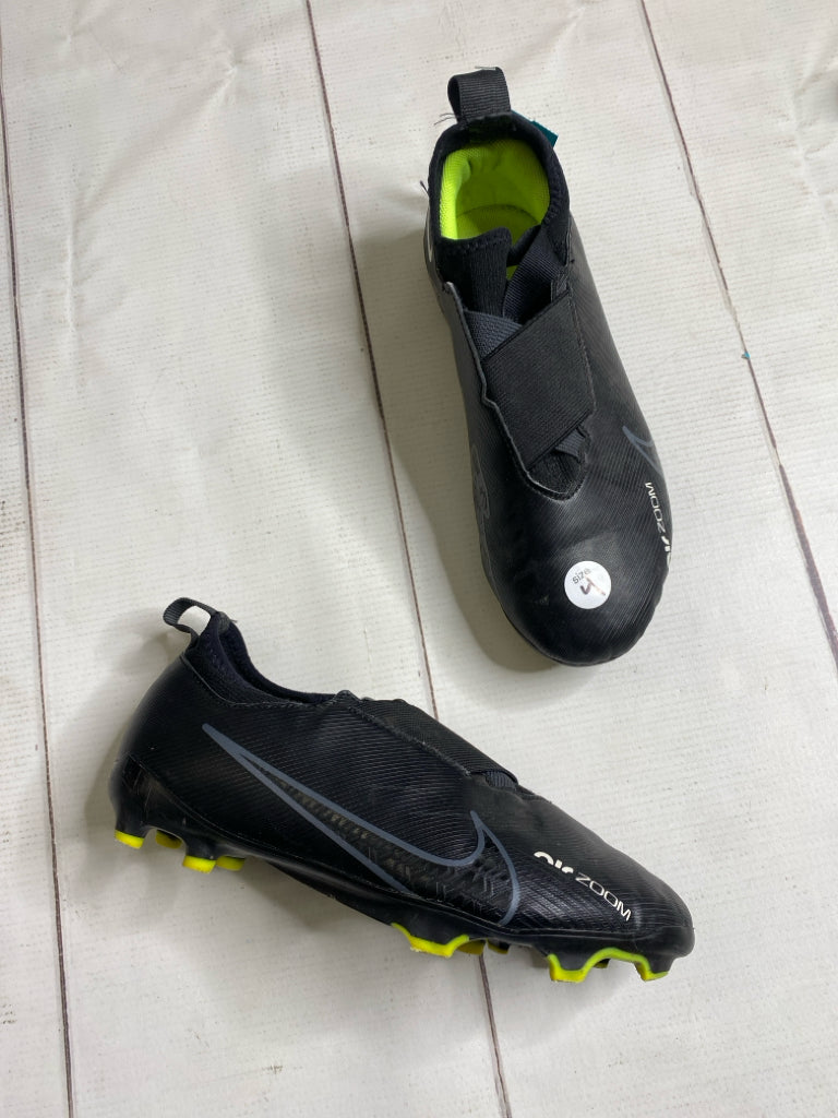 Nike Size 4 Soccer Cleats