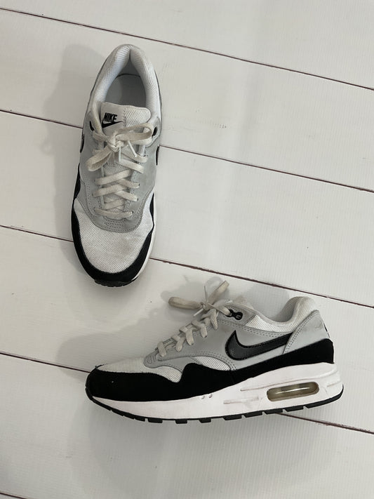 Nike Tennis Shoes sz 6.5Y