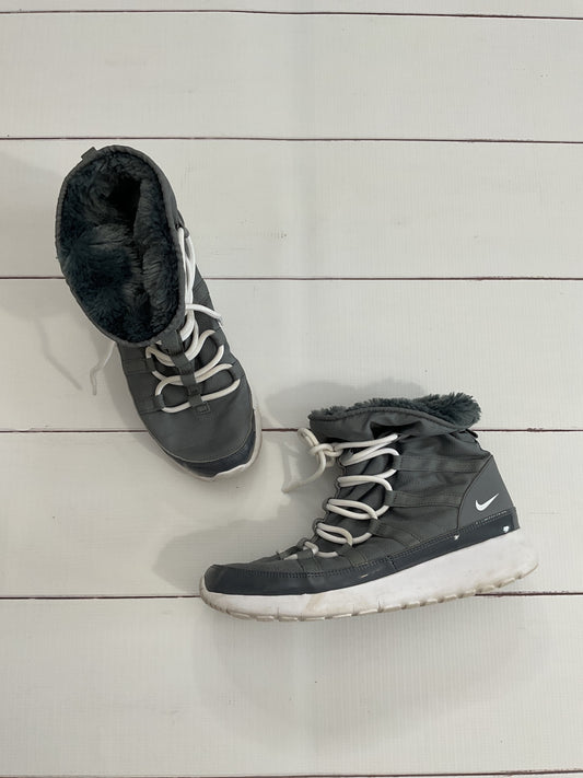Nike Shoes sz 7Y