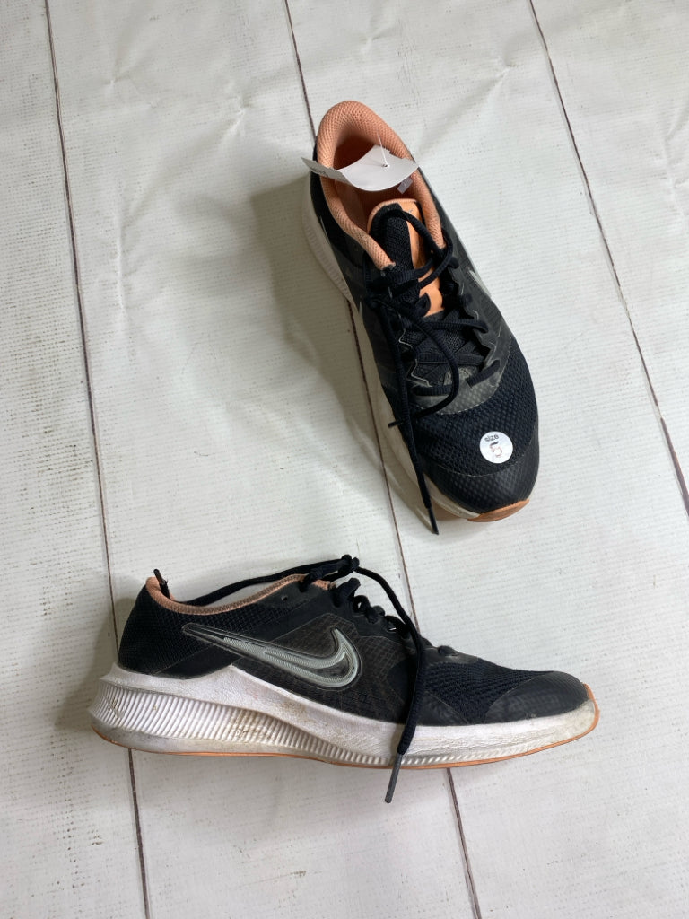 Nike Size 5 Tennis Shoes