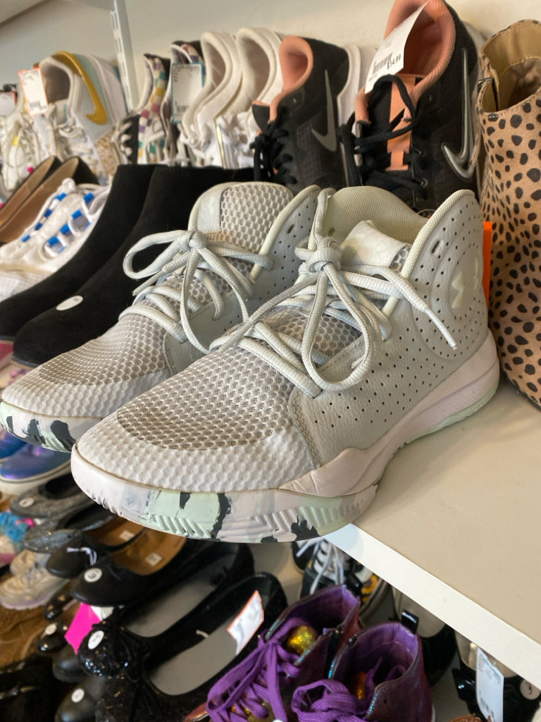 Under Armour Size 5 Tennis Shoes